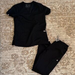 Figs Classic Black Scrub Set